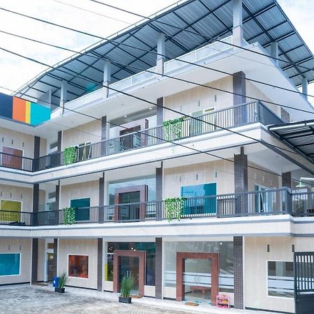 Sans Hotel Queen Batu Sumber Brantas Экстерьер фото