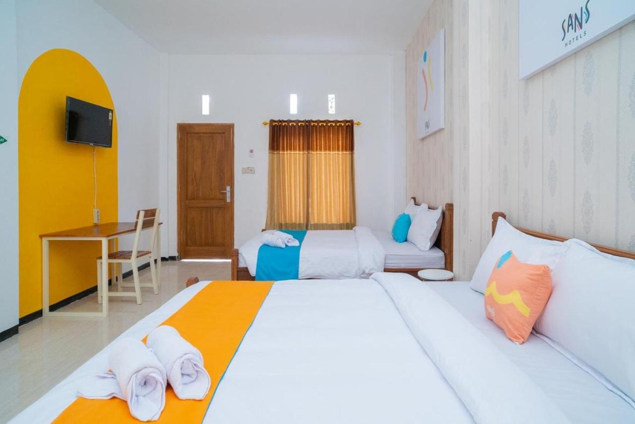 Sans Hotel Queen Batu Sumber Brantas Экстерьер фото