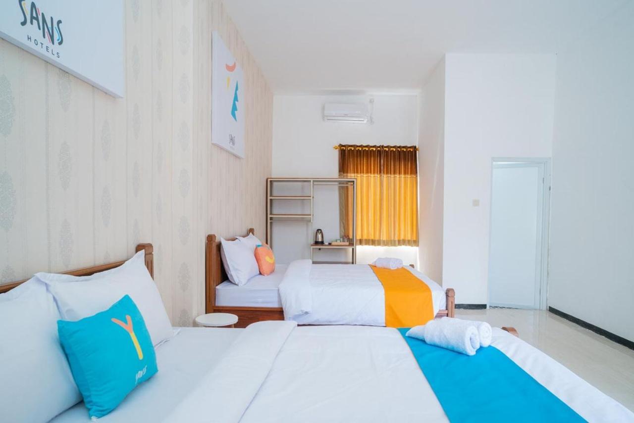 Sans Hotel Queen Batu Sumber Brantas Экстерьер фото