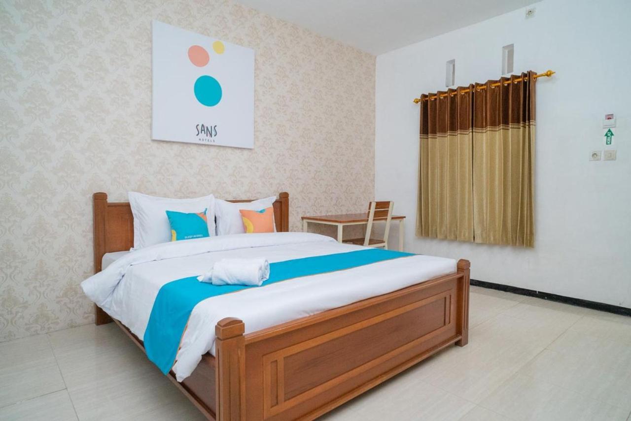 Sans Hotel Queen Batu Sumber Brantas Экстерьер фото