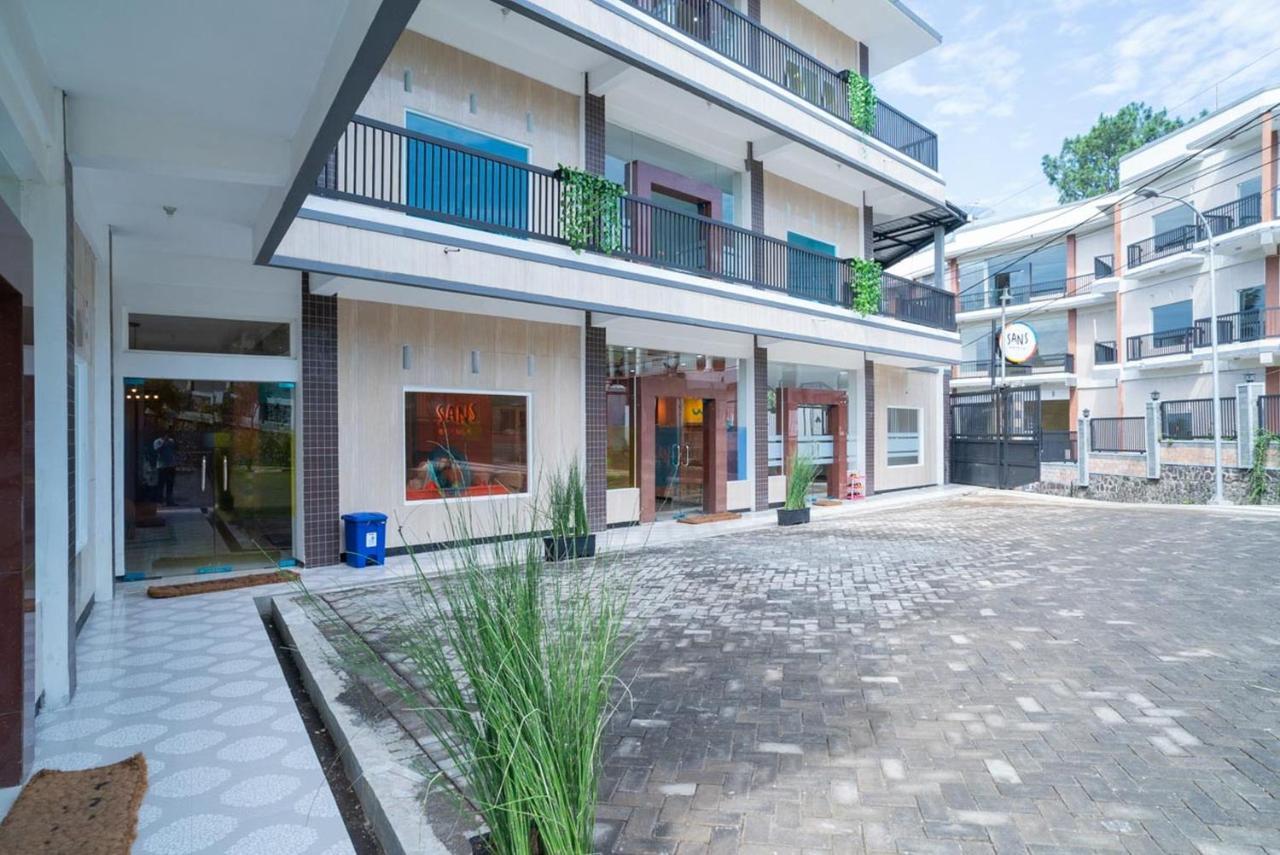 Sans Hotel Queen Batu Sumber Brantas Экстерьер фото