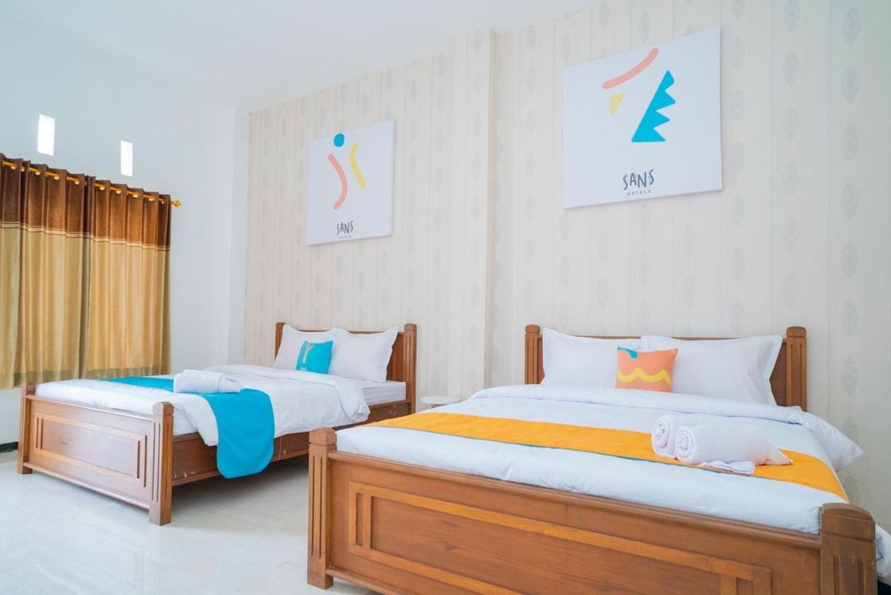 Sans Hotel Queen Batu Sumber Brantas Экстерьер фото