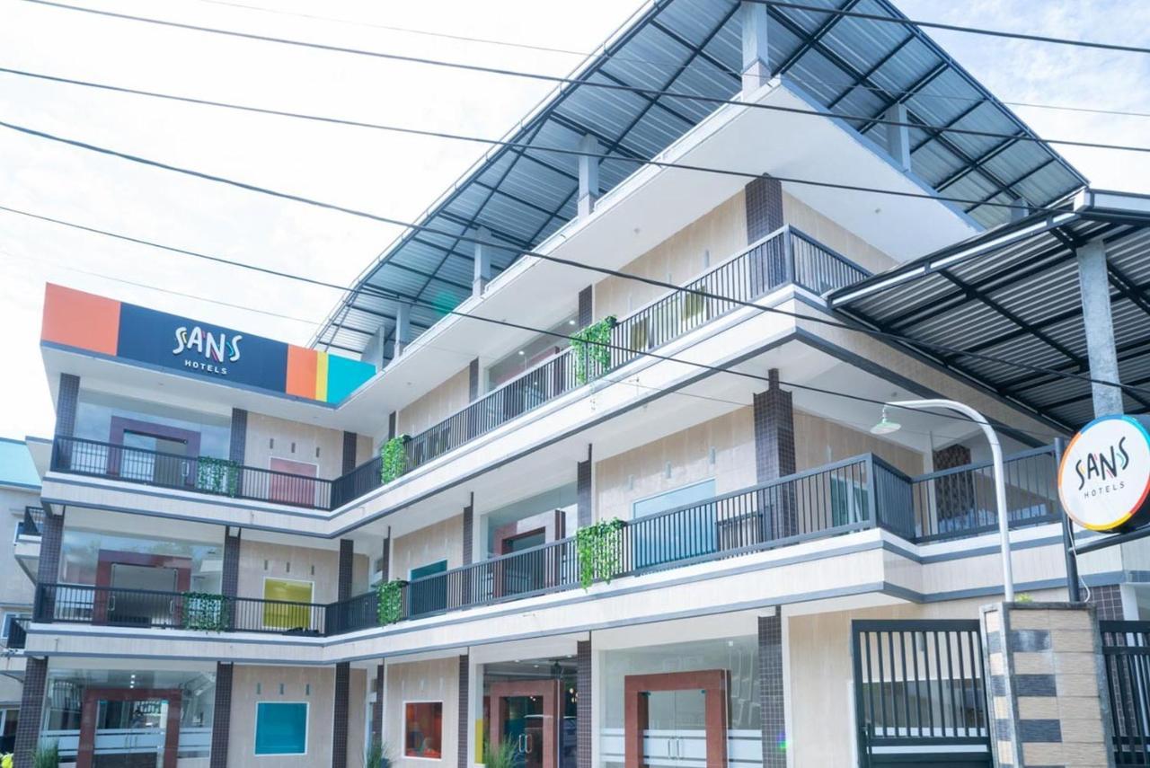 Sans Hotel Queen Batu Sumber Brantas Экстерьер фото