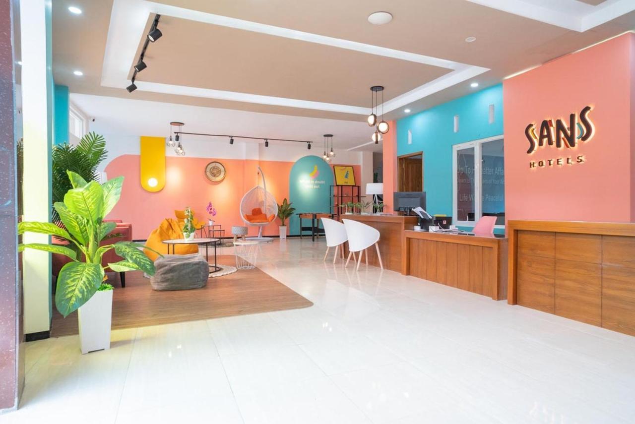 Sans Hotel Queen Batu Sumber Brantas Экстерьер фото