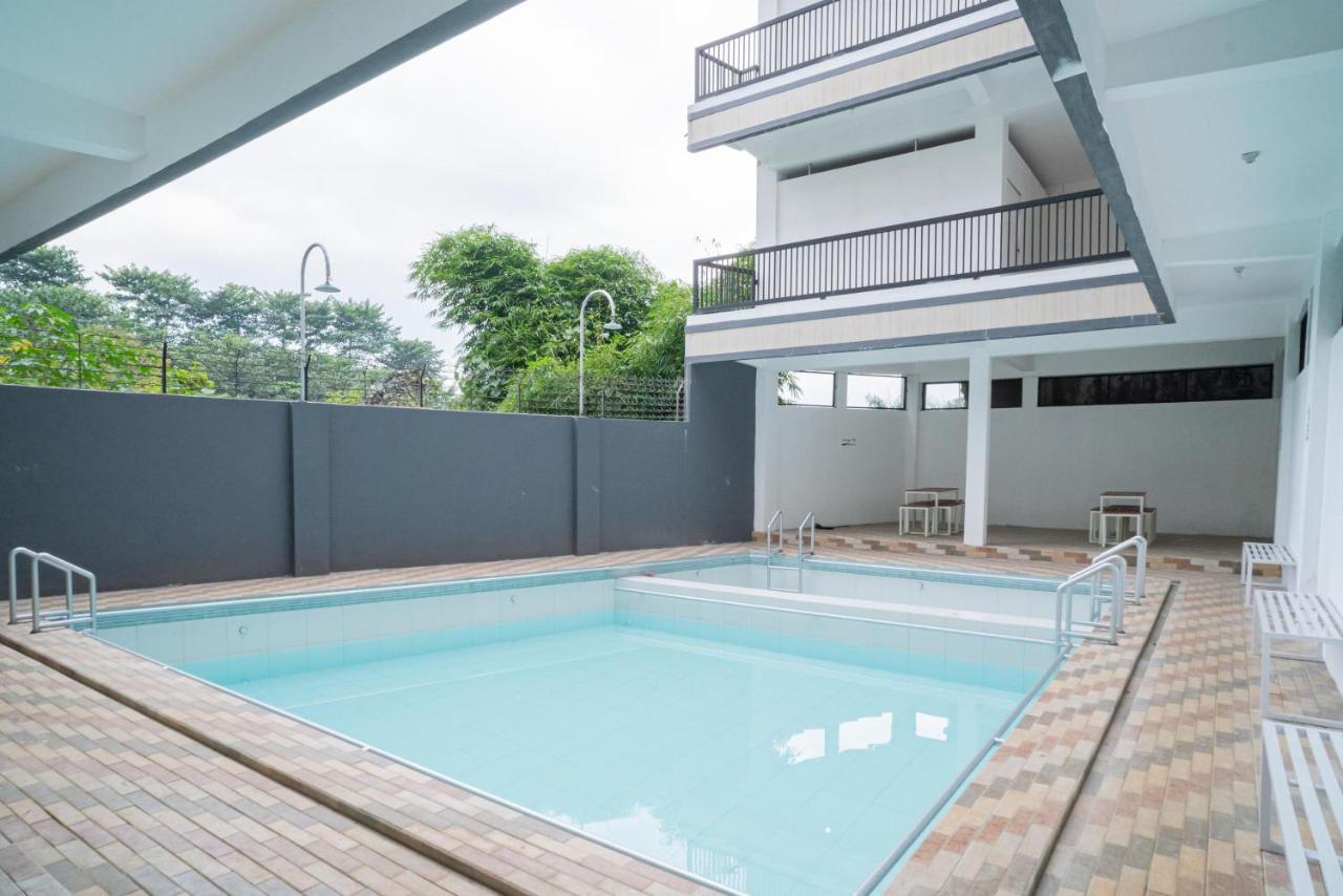 Sans Hotel Queen Batu Sumber Brantas Экстерьер фото