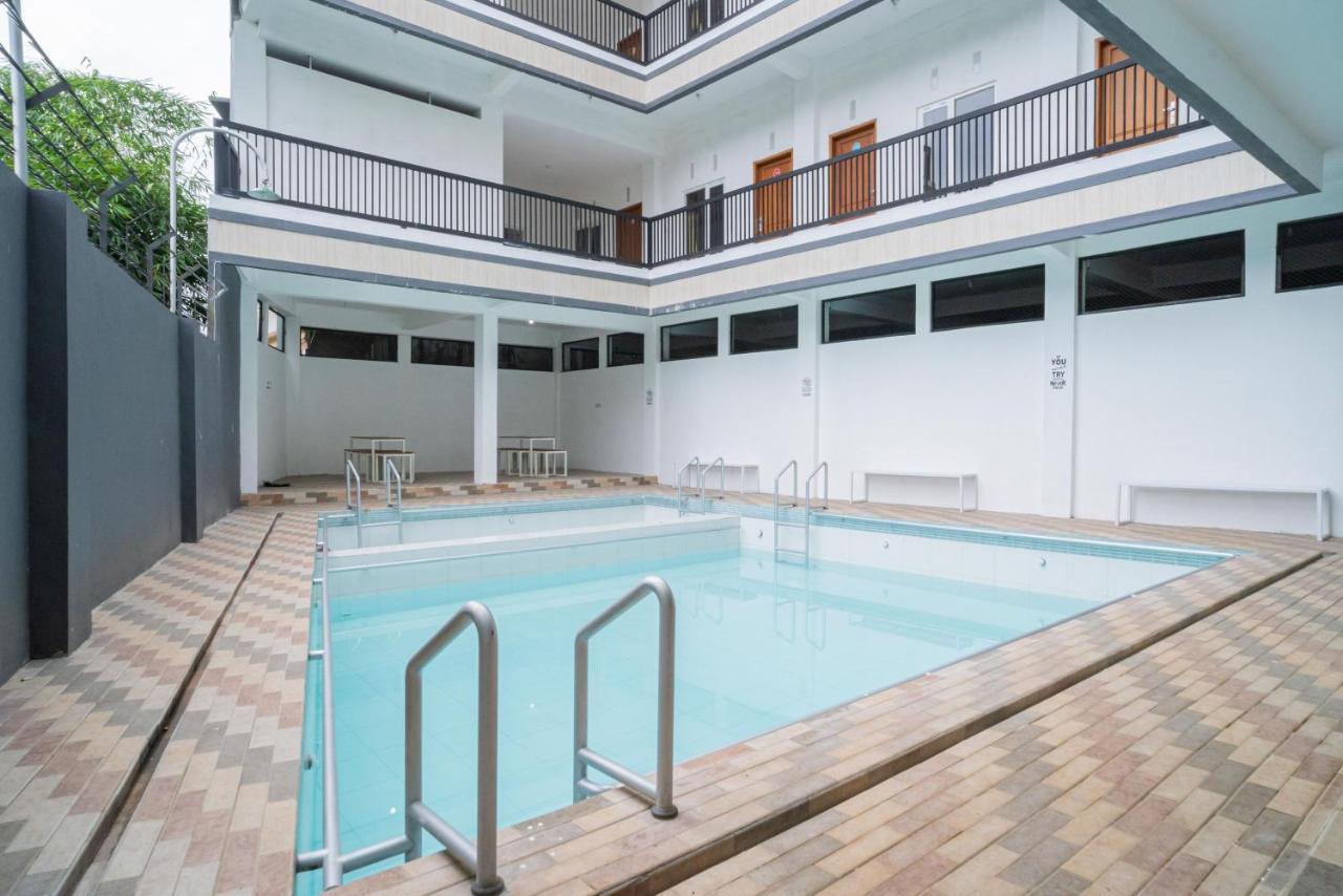 Sans Hotel Queen Batu Sumber Brantas Экстерьер фото